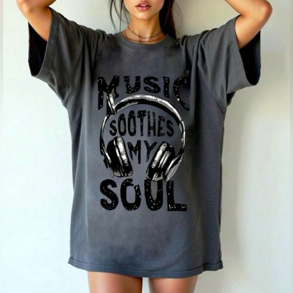 Gray Graphic T-Shirt with Headphones Design